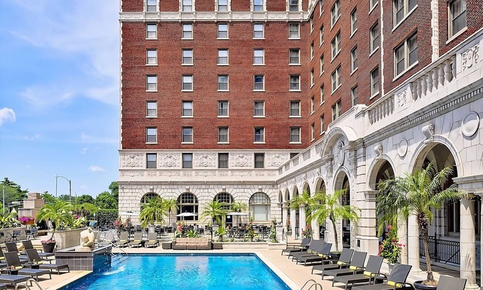 Central West End Apartment | Minutes to Citygarden Sculpture Park! Pets Allowed! W/Pool, Parking & Cinema!
