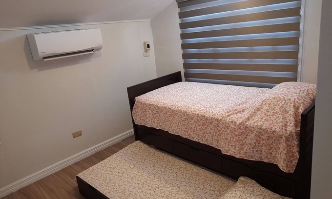 Binan City House | Minutes to Enchanted Kingdom park and Tagaytay -Great for Staycation!