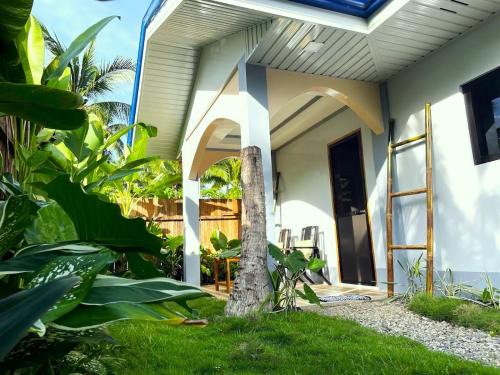 Catangnan House | Miraflores - Seaside Villa with private Garden in Siargao