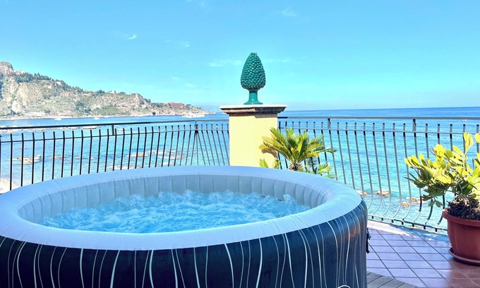 Giardini Naxos Apartment | Miriam Sea Front Apartment with SPA