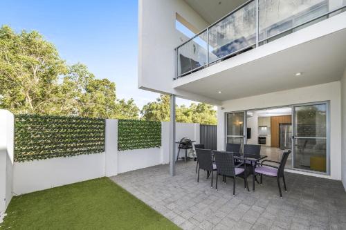 Mirrabooka House | Mirrabooka 3-Bed Close to Shopping Centre
