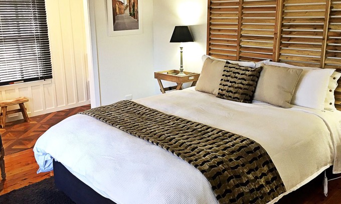 Berrima House | Mirriyindi - Unique Berrima escape for 9 in the Southern Highlands - 4pm check out Sundays