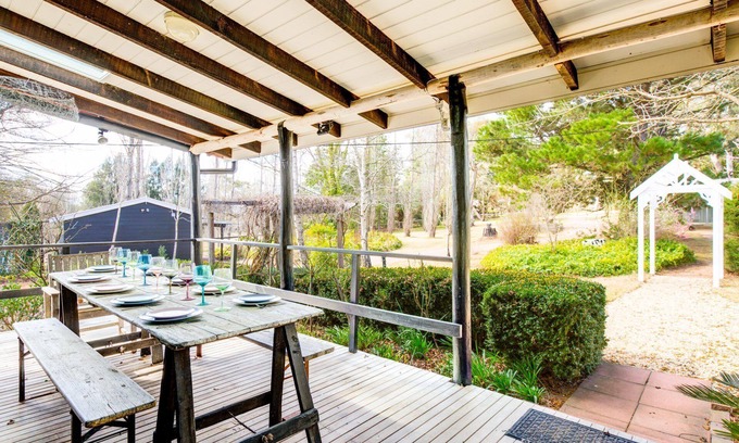 Berrima House | Mirriyindi - Unique Berrima escape for 7 in the Southern Highlands - 4pm check out Sundays