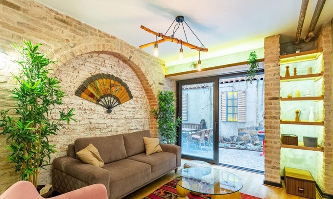 Nisantasi Apartment | Missafir Apartment with Backyard in Nisantasi