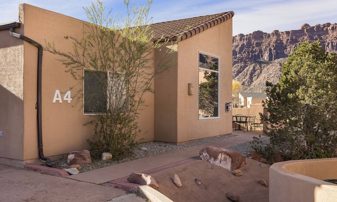Moab South Valley House | Moab Basecamp! 10 min to Arches | Pool & Hot tub