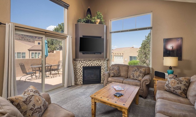Moab South Valley House | Moab Basecamp! 10 min to Arches | Pool & Hot tub