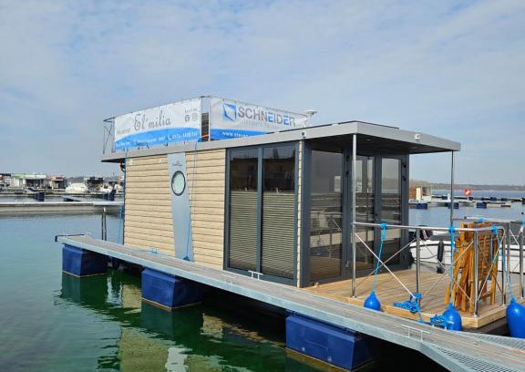 Braunsbedra Boat Rental | Mobiles Hausboot El'milia mit eigener Ankerboje auf dem See