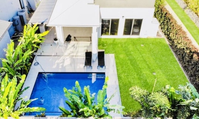 Rochedale House | Mod lux family home. 20m to Southbank & 30m to theme parks. A/C Pool Bball hoop