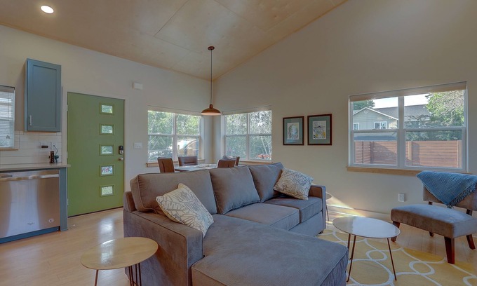 Larkspur House | MOD POD Sleek & Modern, A/C, Cozy Retreat, Walk to Downtown