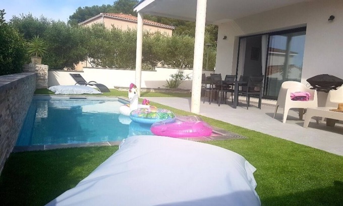 Saint-Genies-des-Mourgues Villa | Modern villa with all comforts