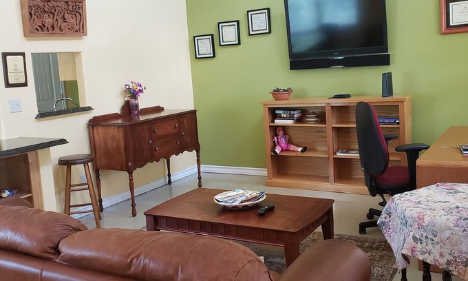 Tobin Hill Apartment | Moderen Spacious private apartment