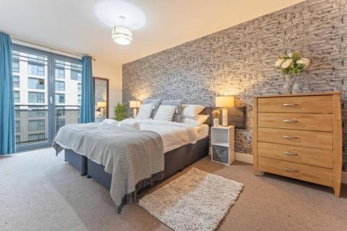 Theatreland Birmingham Apartment | Modern 1-Bedroom Apartment with Balcony, Friendly & Family, Free Parking & WiFi, Sleeps 3