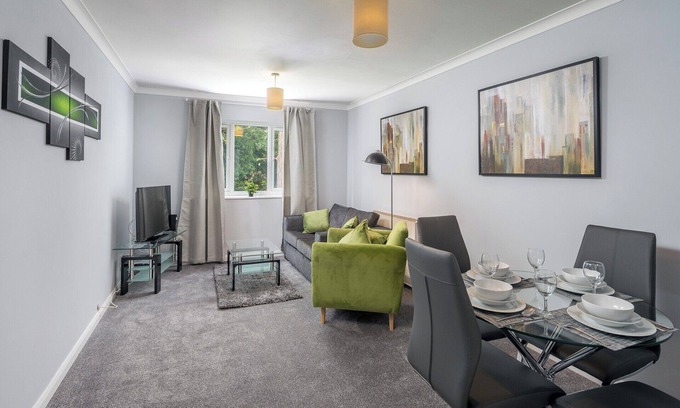 Southgate Apartment | Modern 1-Bedroom in Crawley with Free Parking