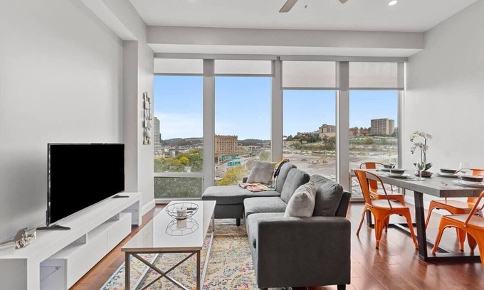 Downtown Pittsburgh House | Modern 1 BR Across from PPG Arena | Parking