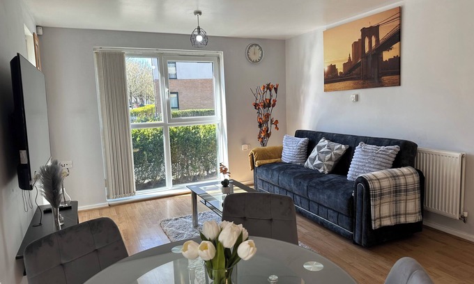 Salford Apartment | Modern 2 Bed Apartment | Entire Unit | Inside Manchester City