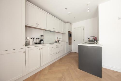 Ongar House | Modern 2 bed house in Hollystown with free parking