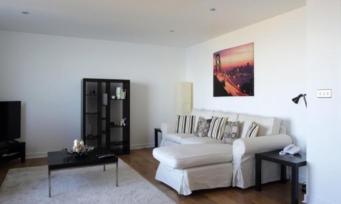 Newhaven Apartment | Modern 2 Bedroom Apartment in Leith with Sea Views