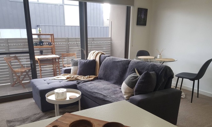 Macleod West Apartment | Modern 2 BR Apartment - 4 Beds - near Latrobe Uni & Hospitals. Secure Parking.