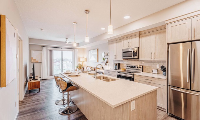 Calgary Condo | Modern 2 BR condo, Sleeps 4, w/AC, 8 mins to YYC