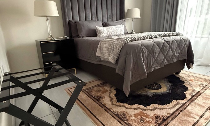 Newcastle Apartment | Modern 2 BR pool side apartment