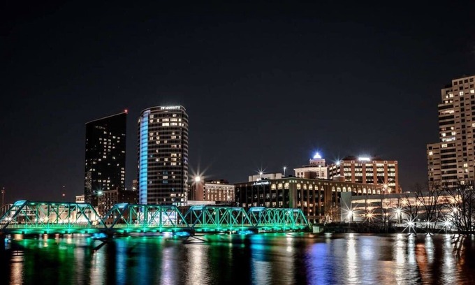 Downtown Apartment | Modern 2 BR with Balcony downtown GR
