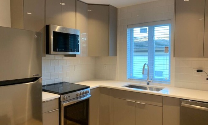 Hastings House | Modern 2-Level Two Bedroom Guest House