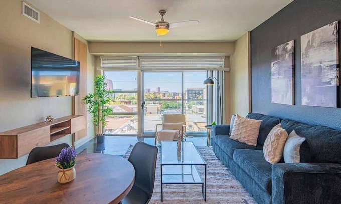 Evans Churchill Apartment | Modern 2BD in DT with Balcony Gym Parking!
