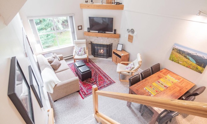 Whistler Condo | Modern 2BDR + Loft | Close to Ski Lifts and Shops