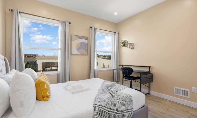 Excelsior House | Modern 2Bed 2Bath & parking in Excelsior