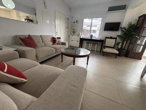 Larnaca City Centre Apartment | Modern 2BR Apartment 70m from Finikoudes beach