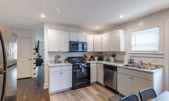 Near Northside Apartment | Modern 2BR City-Center Apt – 10 min to Downtown | Free Parking & WiFi