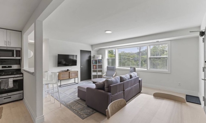 Taylor Run Condo | Modern 2BR Condo in Alexandria. Serenity that You Deserve