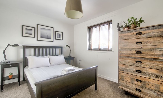 Restalrig Apartment | Modern 2BR flat with views of Arthur’s Seat