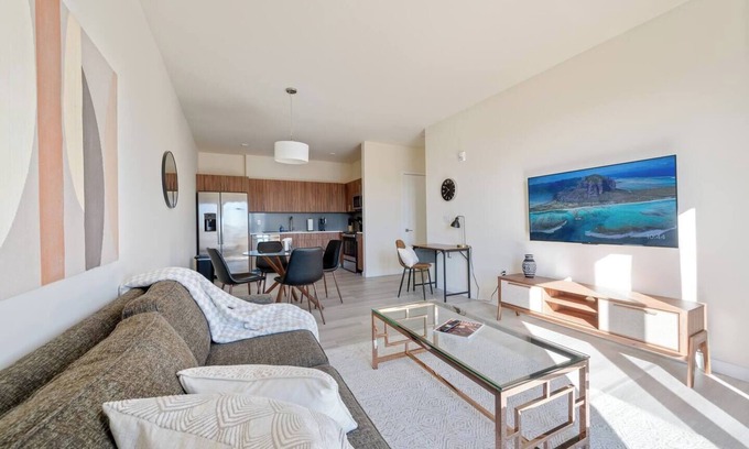 Newark Hotel | Modern ! 2BR Free Parking ! 30 Min to NYC !