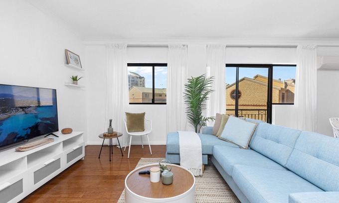East Perth Apartment | Modern 2BR Pool Gym Parking
