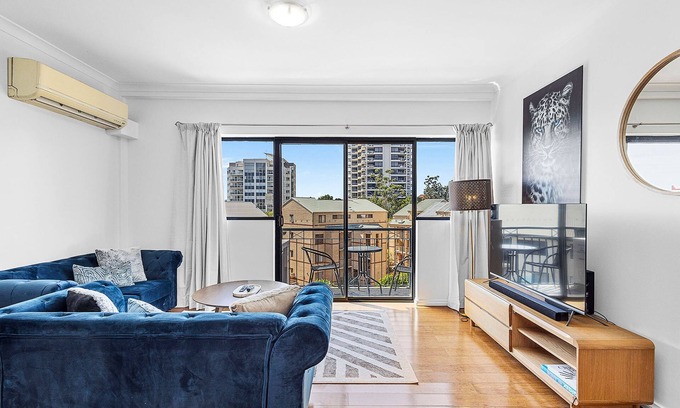 East Perth Apartment | Modern 2BR Pool Gym Parking