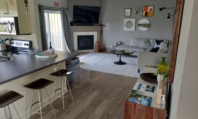 The Blue Mountains Condo | Modern 3 Bedroom, 2 Bath Condo w/pool near village