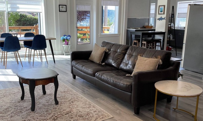 Ladysmith Apartment | Modern 3 Bed Home with a View
