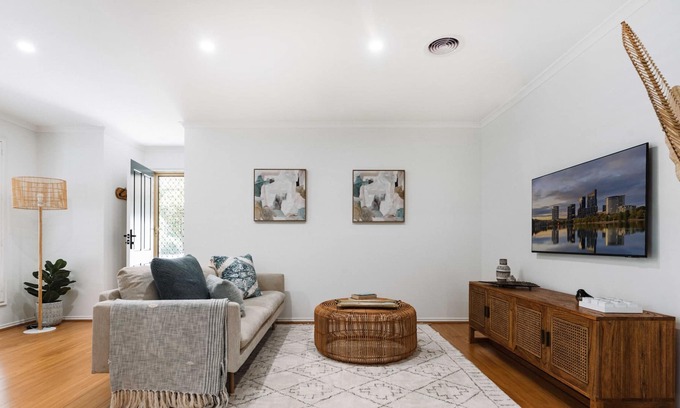 Lyons House | Modern 3-Bed House with Picturesque Courtyard