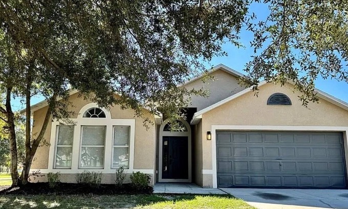 Gibsonton House | Modern 3-bedroom house with AC in Gibsonton, 5 minute walk to Kings Lake