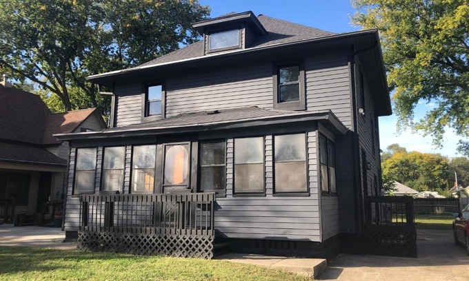 Des Moines Apartment | Modern 3 Bedroom near downtown w yard