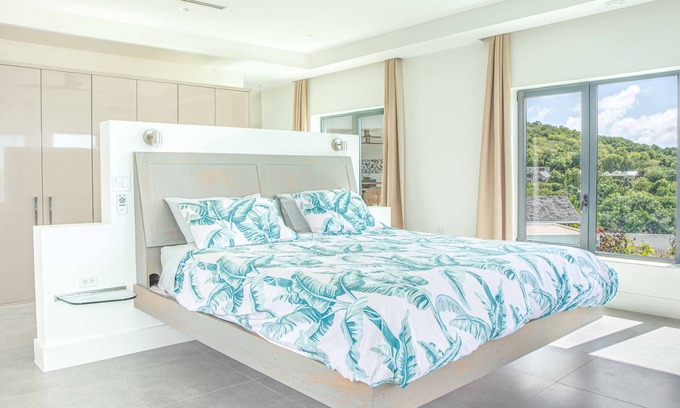 Cobbs Cross House | Modern 3-bedroom Penthouse apt, private pool, a/c, sun deck, garden and parking