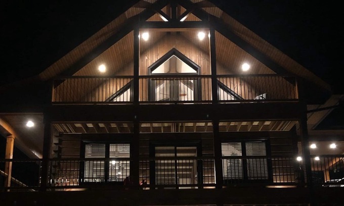 Meaford Ski Chalet | Modern, 3 level log cabin close to ski hills
