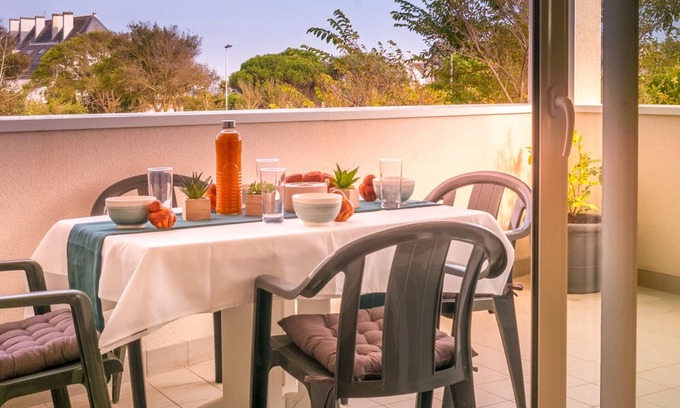 Kerroch Apartment | Modern 3-room apartment with balcony, elevator, close to beaches and shops, parking included