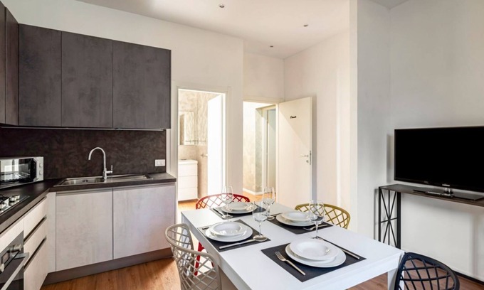 Padova Apartment | Modern 35 sqm apartment just 6 minutes walk from Sant'Antonio Hospital. The accommodation, which can host up to 3 guests, is located on the ground floor (raised) of a building without lift (NOT suitable for disabled people). Please note that there are st