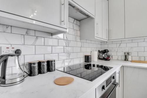 Hainault House | Modern 3BR Escape, Work & Relax, Fast Links to London, Free Parking