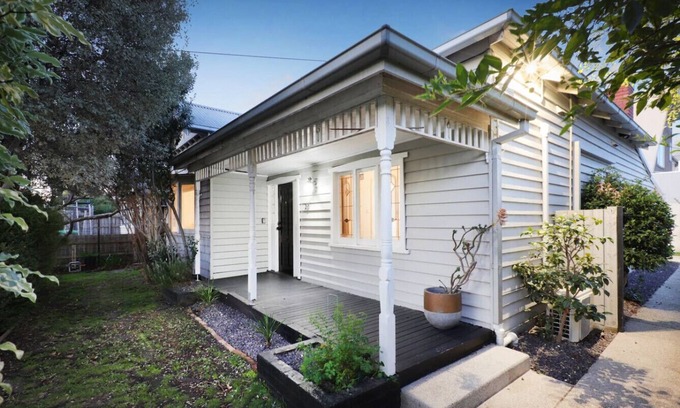 Maidstone House | Modern 3BR Family Home in Melbourne | Backyard, Free Parking, Tennis Court, Near Highpoint & 20 Mins to CBD