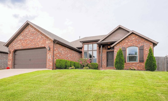 Cave Springs House | Modern 3BR Retreat EV Charger Fenced Yard by XNA