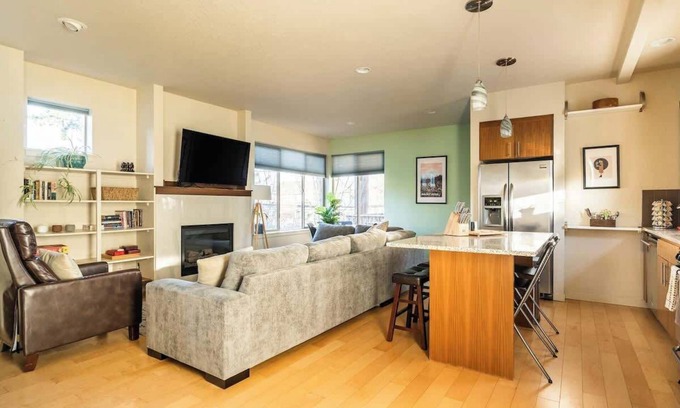 King House | Modern 3BR - Walk to Alberta Eats & Coffee