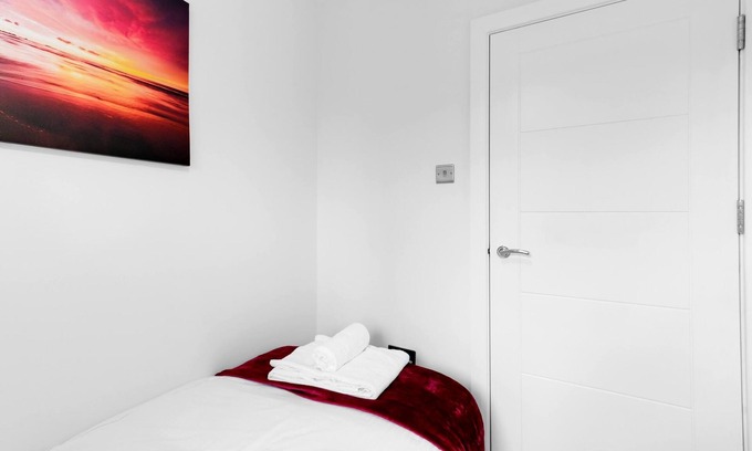 Slough House | Modern 4 Bedroom House 03 in Farnham Royal Slough